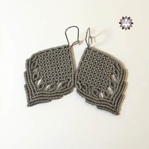 Silver macrame earring tutorial by Macramotiv